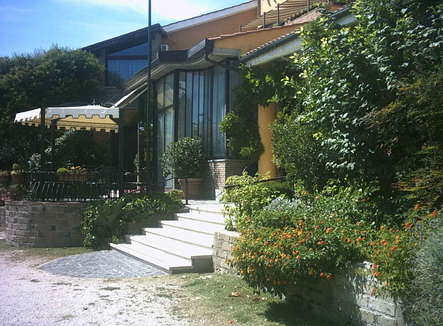 Lakeside Hospitality near Rome
